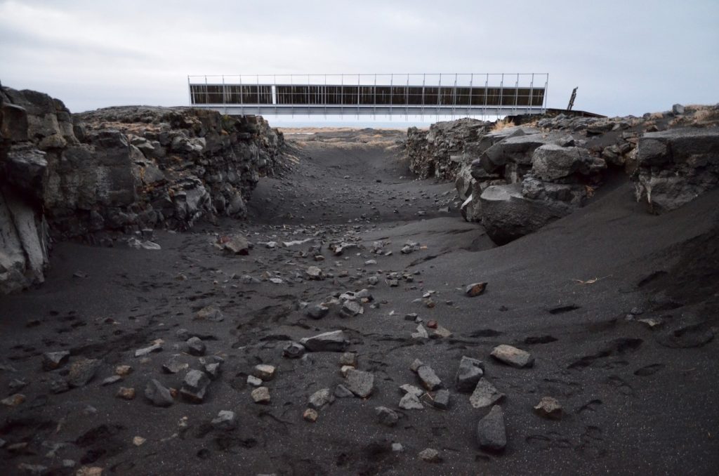 bridge between continent iceland 