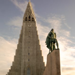 a guide to best free things to do in Iceland