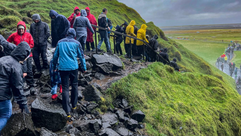 cons of joining a tour in iceland can