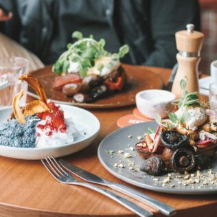 what do eat in KEF airport before you go and arrival